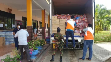 Hilfsmittel werden entladen