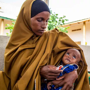 Mutter mit unterernährtem Kind