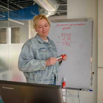 Natalia unterrichtet von der Geflüchtetenunterkunft aus ihre Schüler weiter