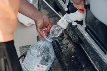 90 Prozent der befragten Kinder und Jugendlichen geben an, dass sie nur unter Schwierigkeiten Zugang zu an sauberem Trinkwasser haben.