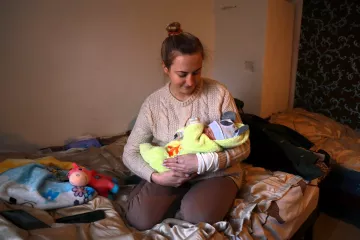 Irina aus der Ukraine mit neugeborenem Kind