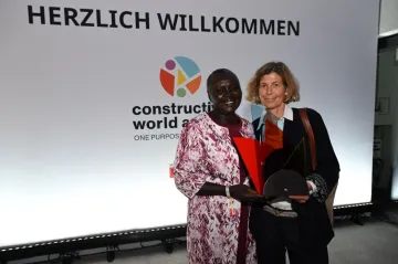 Bäuerin Nancy Kemboi und Reporterin Bettina Rühl