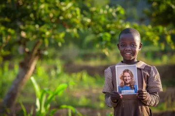 Patenkind mit Foto einer Patin