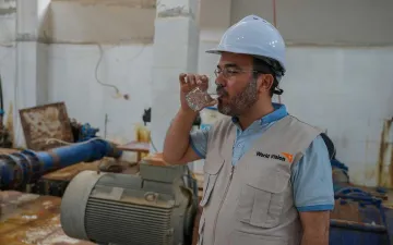 Mann trinkt gereinigtes Wasser