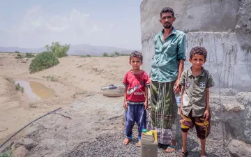 Vater mit zwei Kindern im Jemen