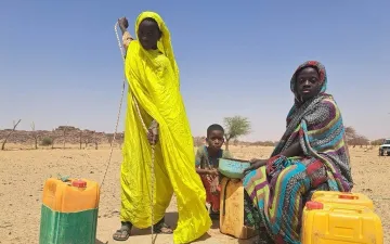 Kinder in Mauretanien vor Wasserstelle