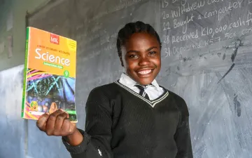 Schulmahlzeiten helfen Mädchen in der Schule zu bleiben