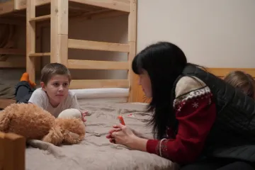 Kinder und Mütter in der Ukraine