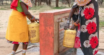 Menschen an einer Wasserstelle