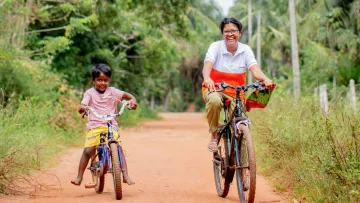 World Vision Mitarbeiterin mit Kind