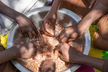 Schulkinder in Darfur teilen sich eine Mahlzeit