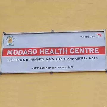Schild an der Gesundheitsstation finanziert durch das Engagement der Familie Inden in Zusammenarbeit mit World Vision