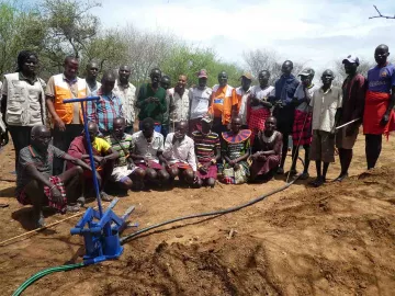 Wasserpumpe auf einem Feld in Kenia