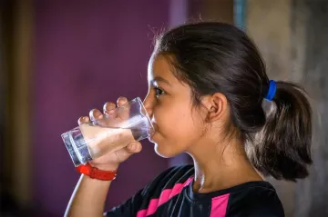 Mädchen trinkt sauberes Wasser