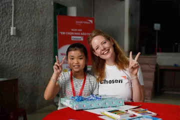 World Vision Unterstützerin Olivia Marei mit ihrem Patenkind Vy