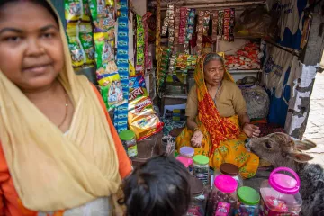 Frauen betreiben einen eigenen Laden in Indien