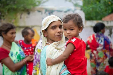 Mütter mit ihren Kindern in Indien
