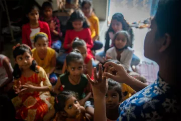 Kindergruppe wird über Kinderrechte informiert in Indien