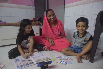 Mutter mit ihren Kindern in Indien