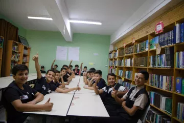 Eine Gruppe von palästinensischen Jungen in der Schule. 