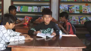 Junge aus Kambodscha beim Lesen