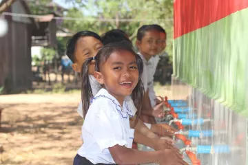 Kinder beim Händewaschen in Kambodscha