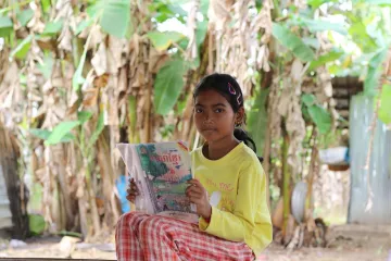 Khy aus Kambodscha mit einem Buch