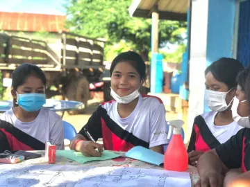 Kinder aus Kambodscha beim Lernen