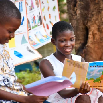 Junge und Mädchen lesen - Wir fordern Bildungsgerechtigkeit