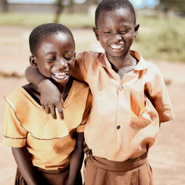 Ein Junge und ein Mädchen umarmen sich – Wir fordern mehr Geschlechtergerechtigkeit