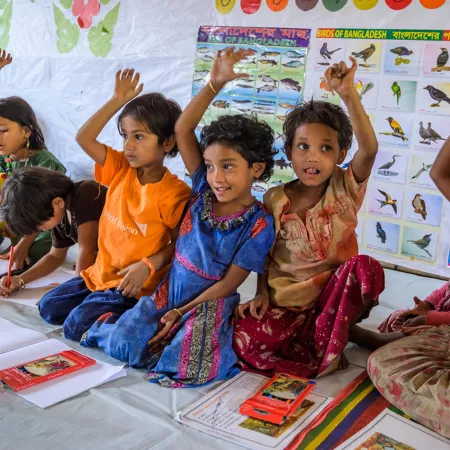 Kinder lernen in einem Kinderschutzzentrum.