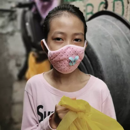 Mädchen im Katastrophengebiet schützt sich vor Coronavirus
