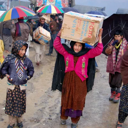 Kind trägt Nothilfepaket