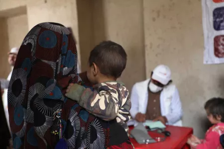 Afghanische Mama mit Kind bei Arzt 