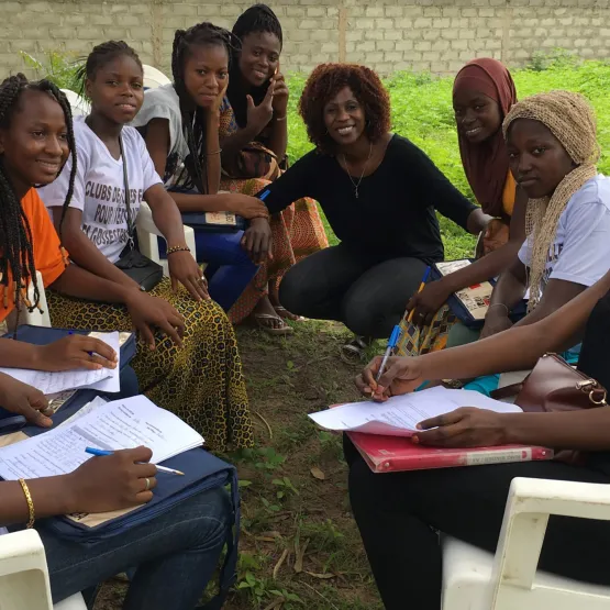Sister Fa mit einer Gruppe Mädchen im Senegal