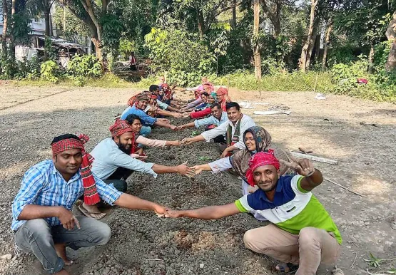 Gemeinschaftsarbeit im Ökodorf in Bangladesch, unterstützt von World Vision