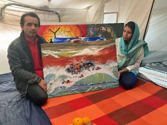 Ein afghanisches Künstler-Ehepaar zeigt ein Bild mit Flüchtlingen in Seenot