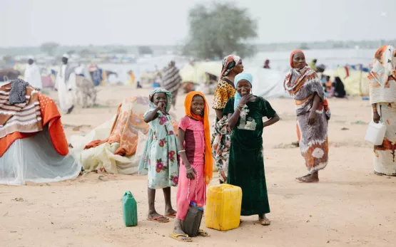 Familie mit Wasserkanister auf der Flucht