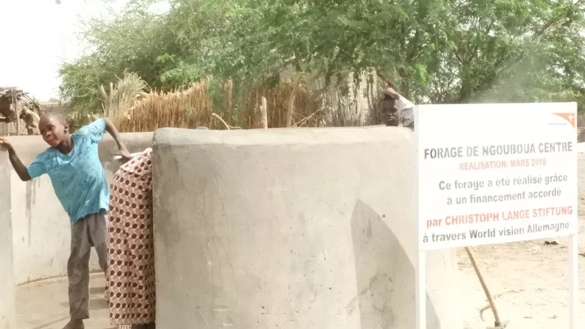 Christoph Lange Brunnen Ngouboua Schild