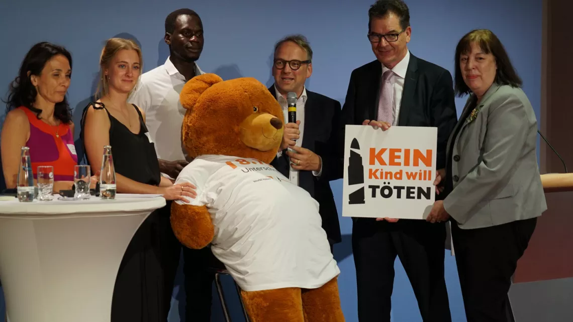 Minister Müller Übergabe der Petition gegen Kindersoldaten