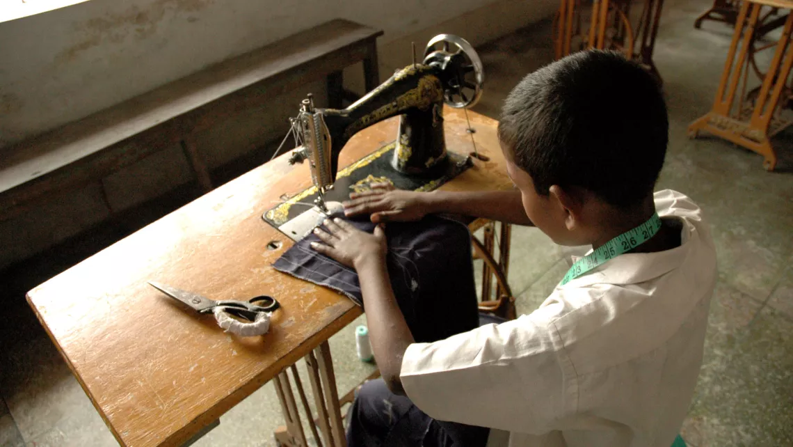 Junge der nähr in Gazipur, Bangladesch World Vision Projekt