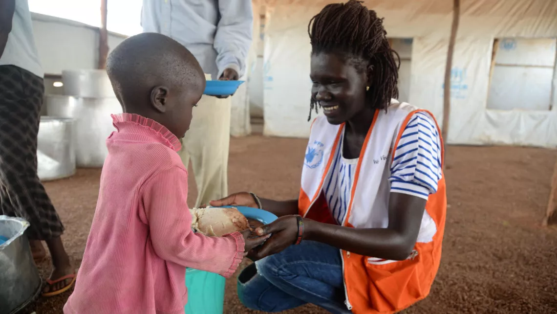 Eine warme Mahlzeit für ein geflüchtetes Kind aus dem Südsudan.