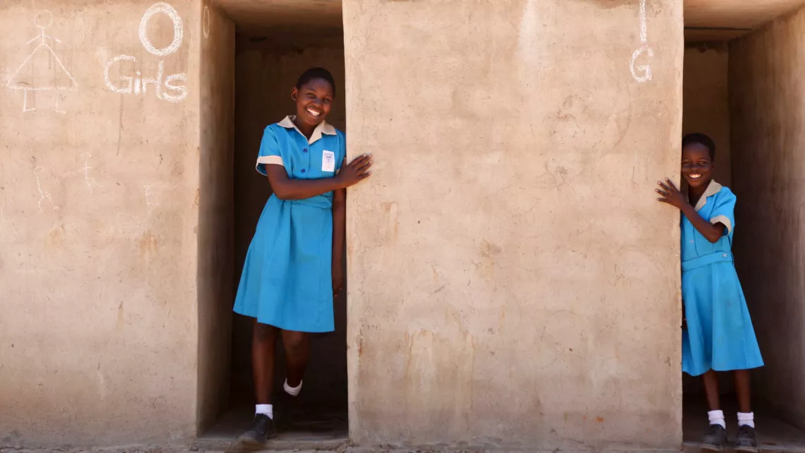 Joan und Shyline aus Simbabwe sind froh über richtige Schultoiletten.