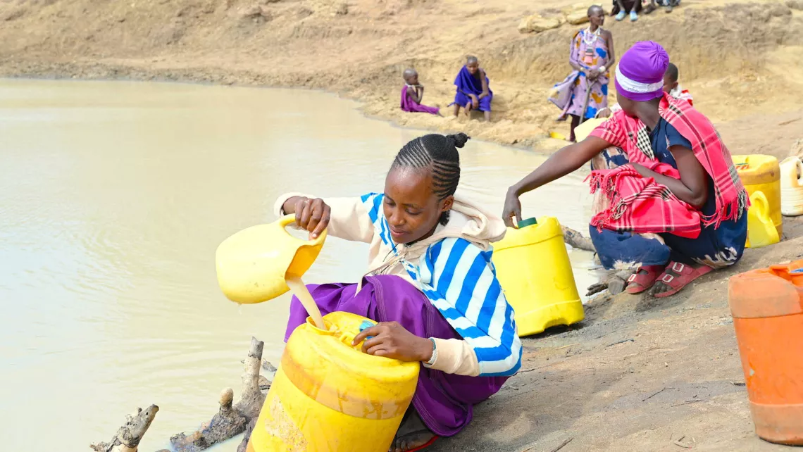 Wasserlöcher wie dieses in Kenia haben verunreinigtes Wasser.