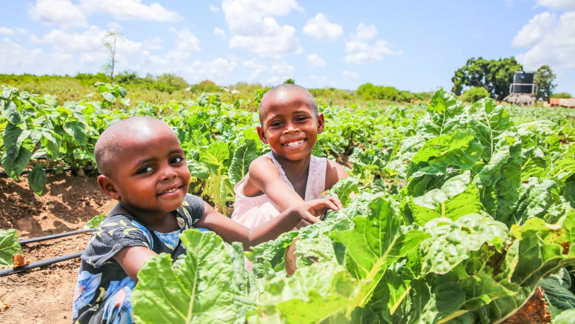 Stella und ihr Bruder in Kenia freuen sich über frischen Spinat.