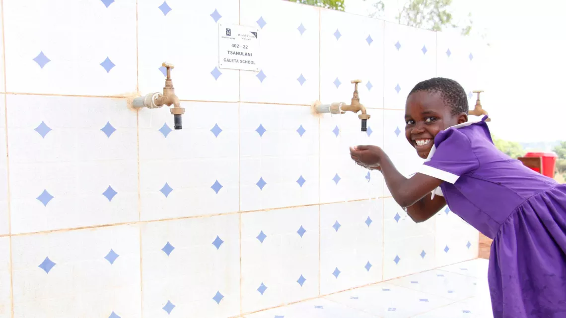 Takondwa aus Malawi freut sich über die sichere Wasserquelle.