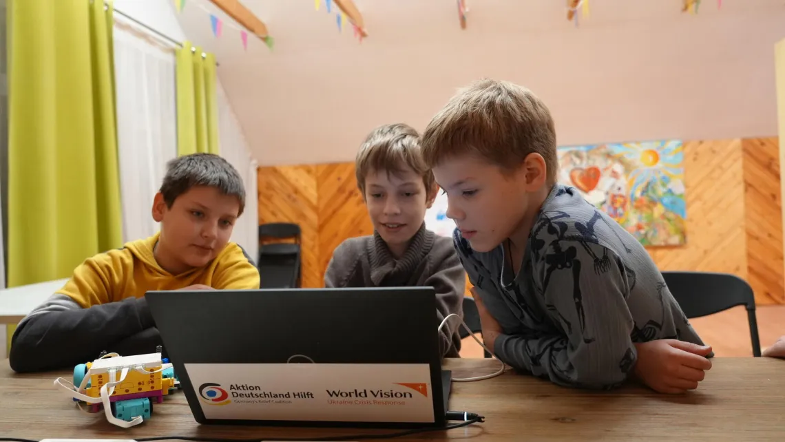 Aktion Deutschland Hilft ermöglicht mit World Vision auch bei Stromausfall Lernmöglichkeiten für Kinder in der Ukraine