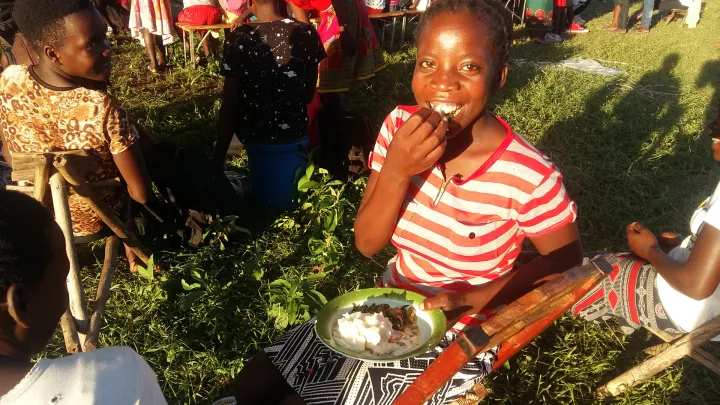Die Kinder freuen sich über gutes Essen in Mukumbura