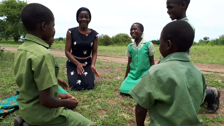 Kinder spielen fröhlich zusammen in Simbabwe, Mukumbura!