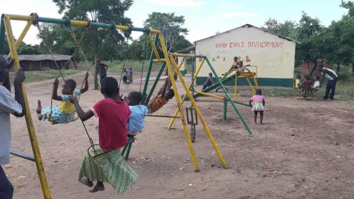 Einen Spielplatz für die Kinder in Kunyinda